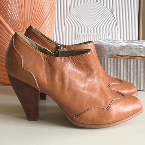 VERY VOLATILE buttery soft leather bootie boots camel color gold trim  size 10 - Picture 7 of 16